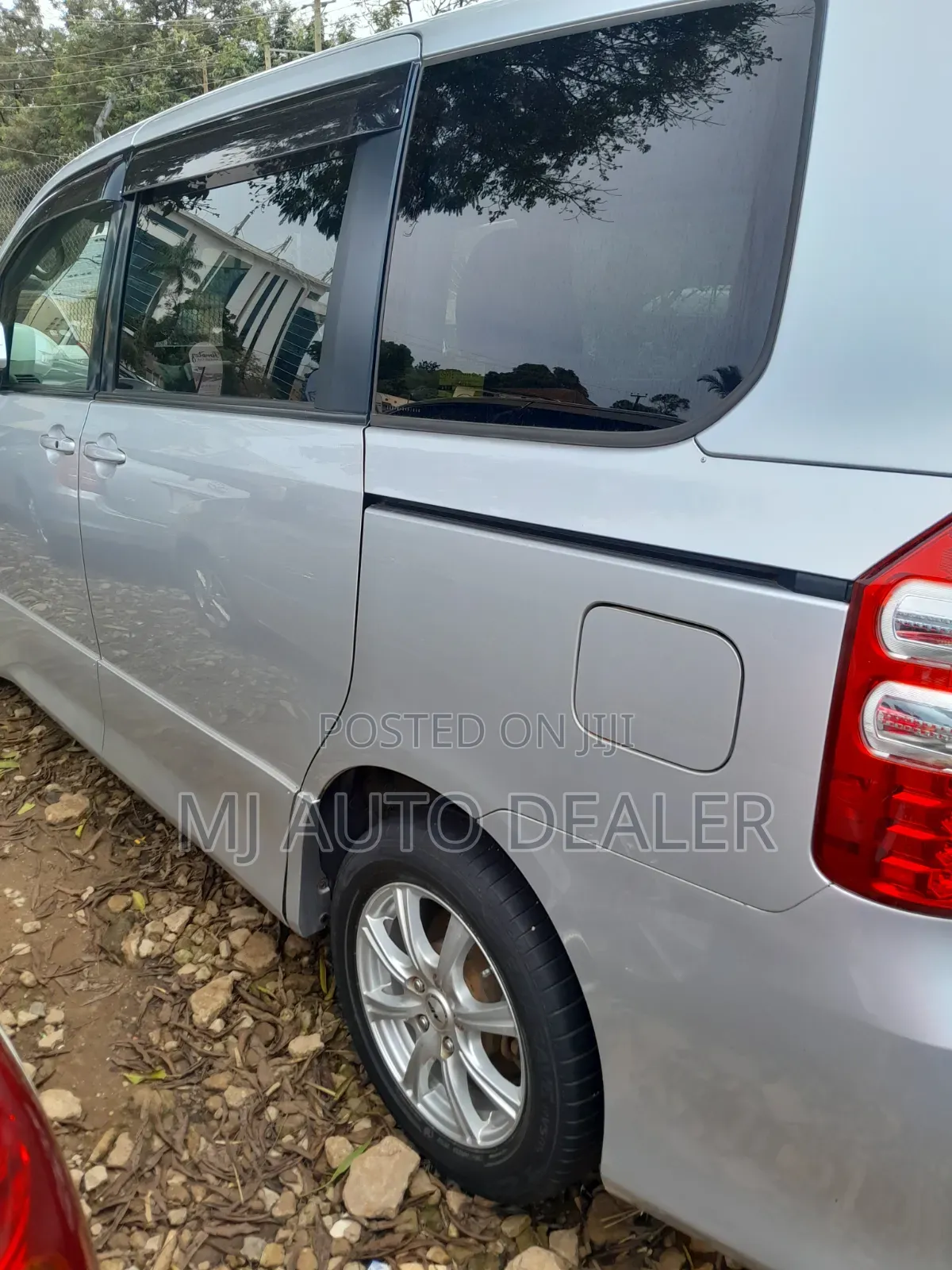 Toyota Noah 2.0 158hp AWD (8 Seater) 2013 Silver