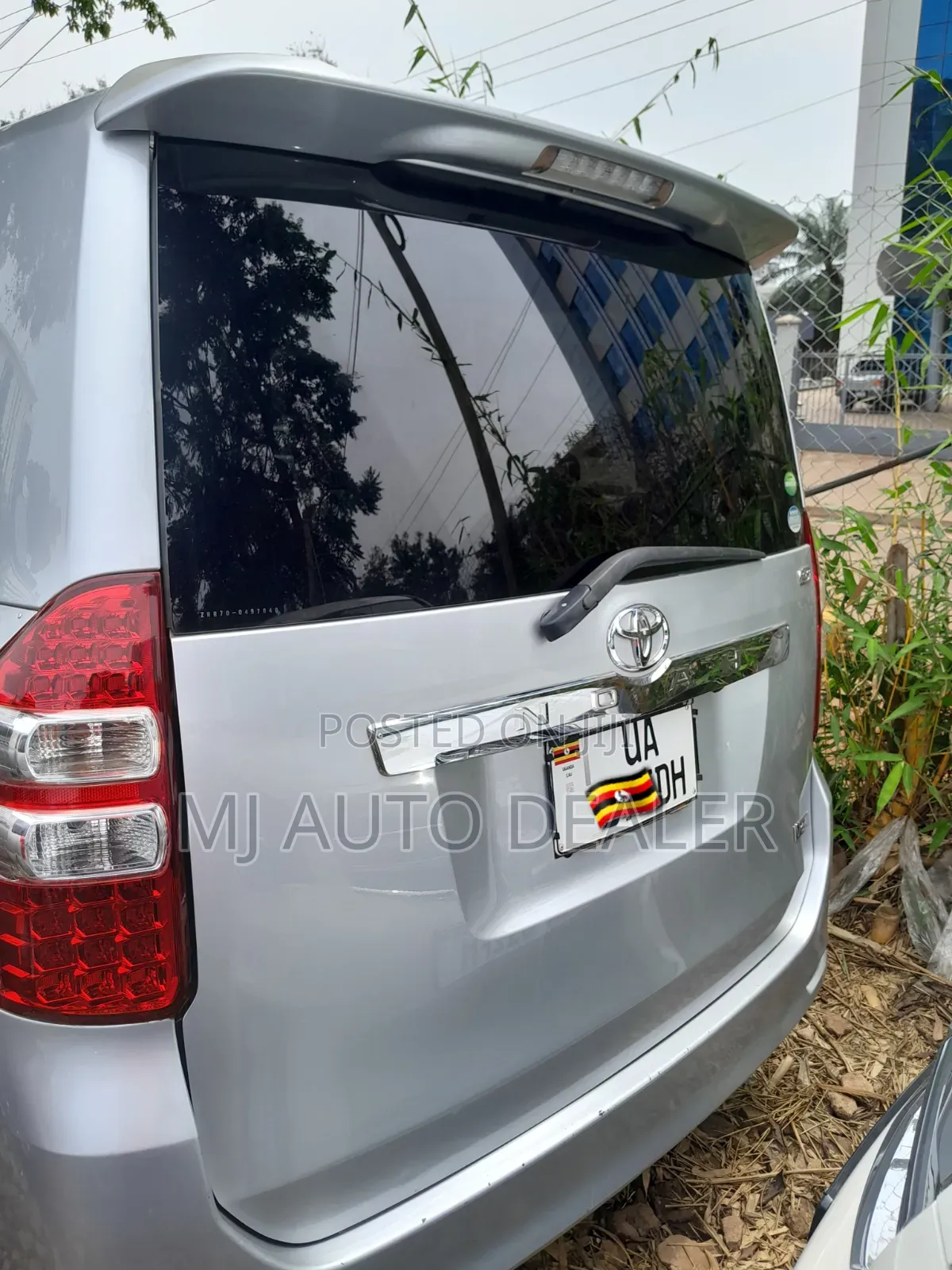 Toyota Noah 2.0 158hp AWD (8 Seater) 2013 Silver