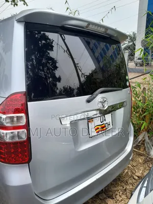 Toyota Noah 2.0 158hp AWD (8 Seater) 2013 Silver