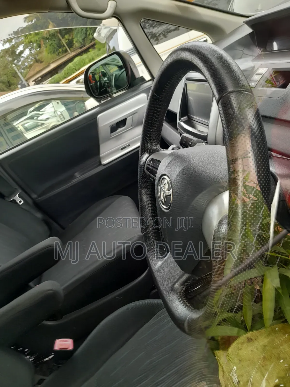 Toyota Noah 2.0 158hp AWD (8 Seater) 2013 Silver