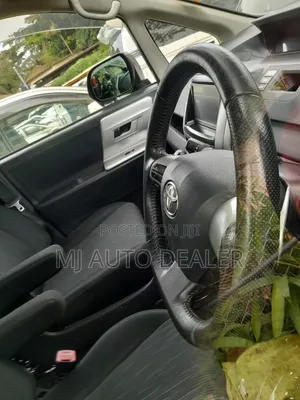 Toyota Noah 2.0 158hp AWD (8 Seater) 2013 Silver