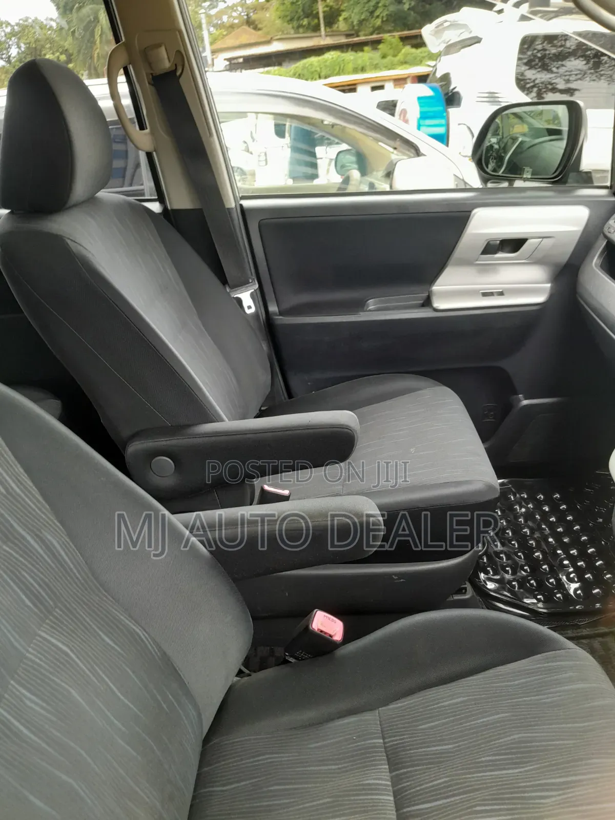 Toyota Noah 2.0 158hp AWD (8 Seater) 2013 Silver