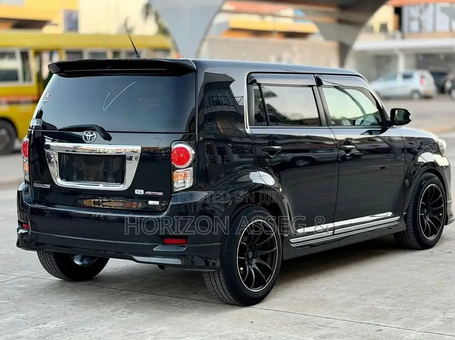 Toyota Corolla Rumion 2011 Black