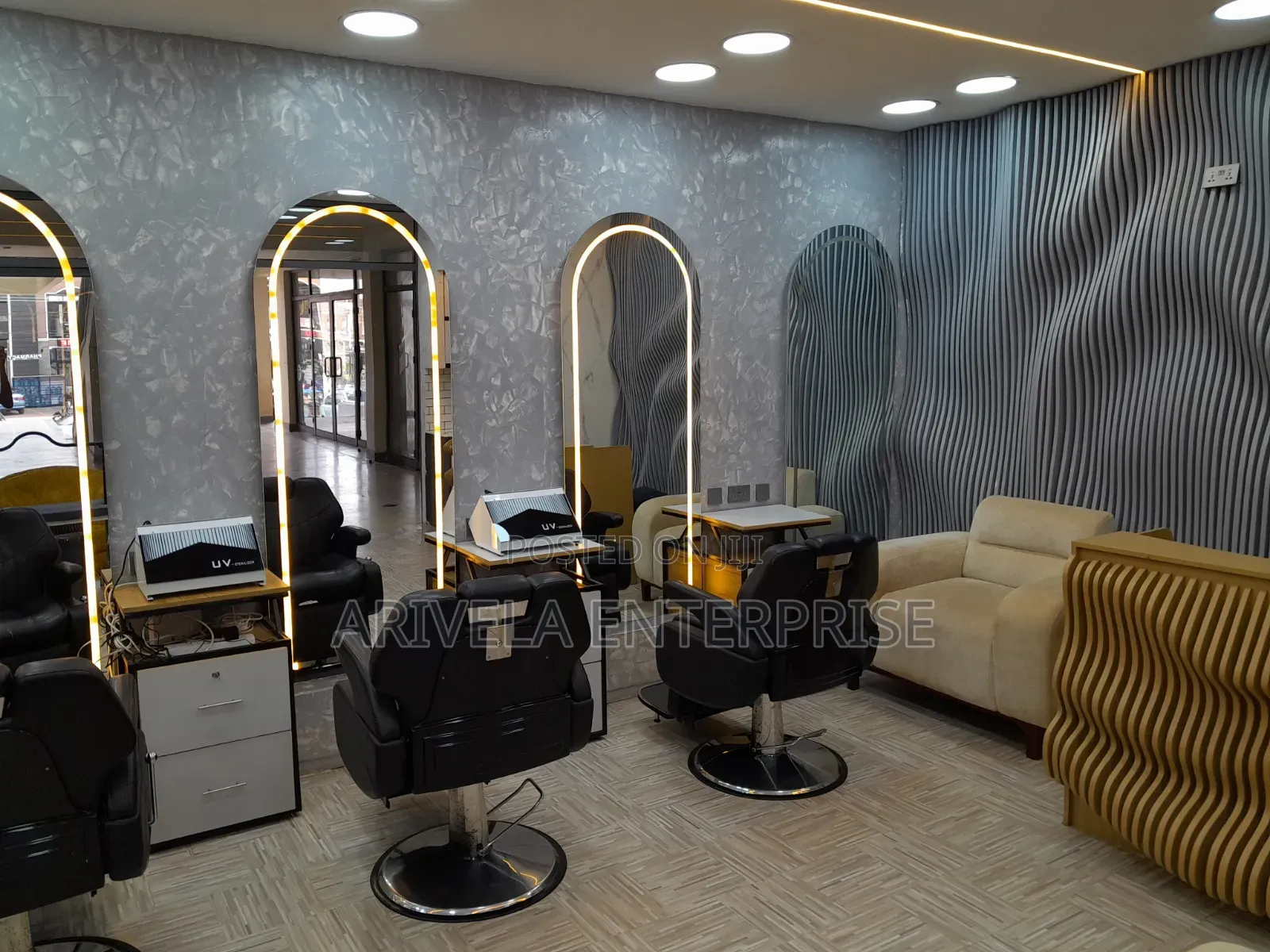 Unisex Saloon