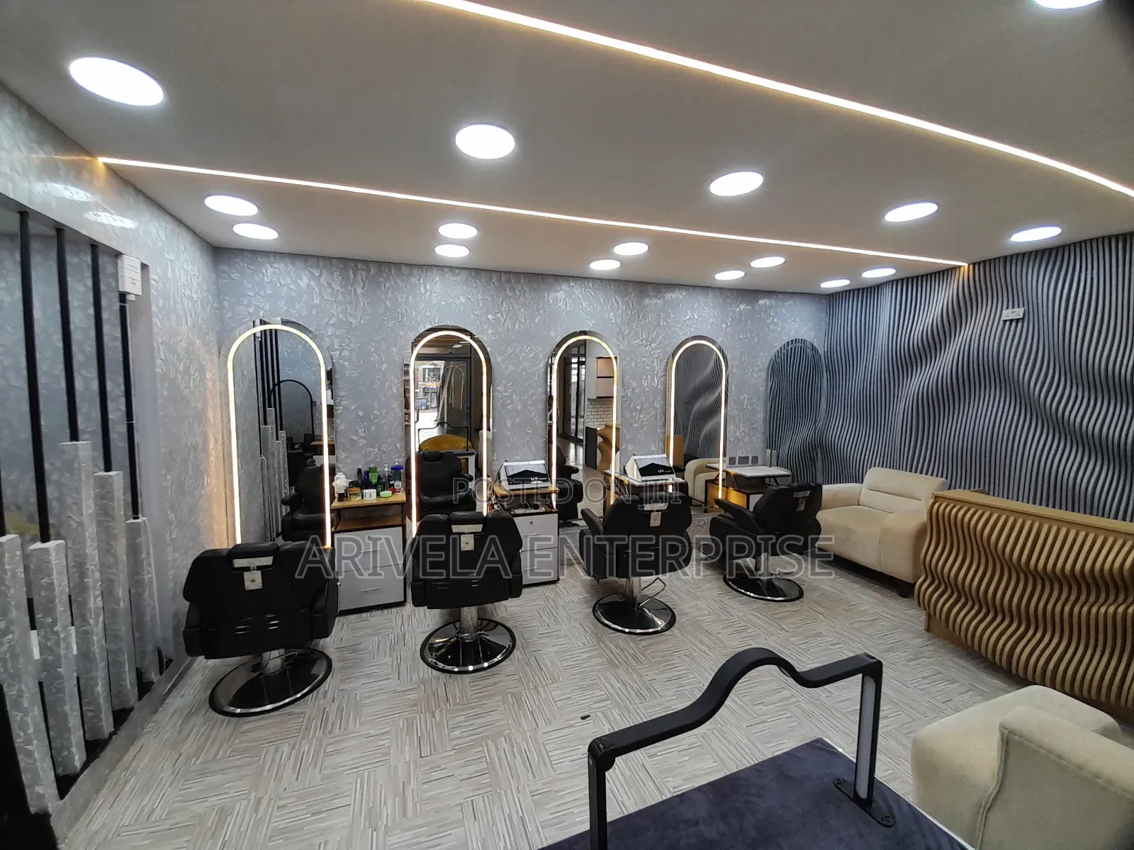 Unisex Saloon