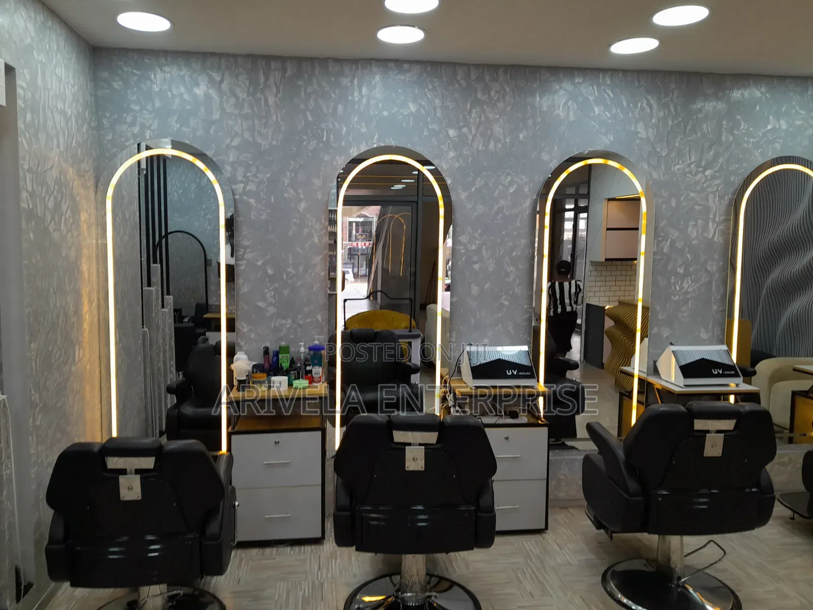 Unisex Saloon
