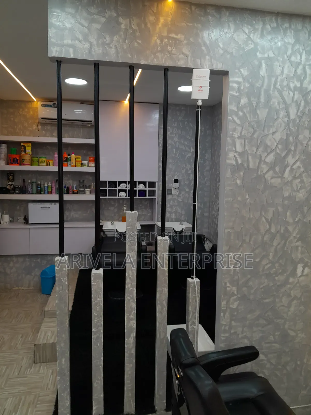 Unisex Saloon