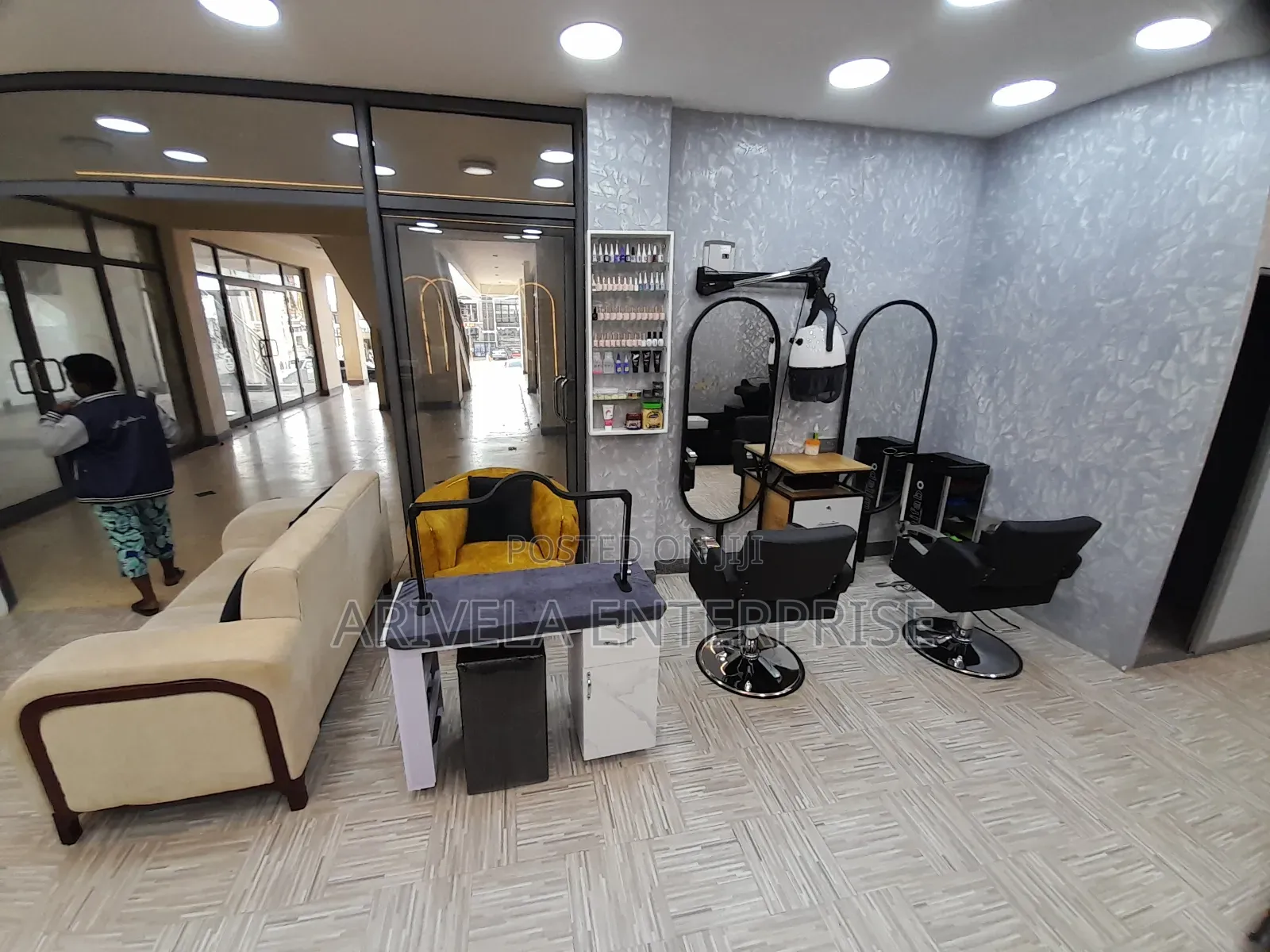 Unisex Saloon