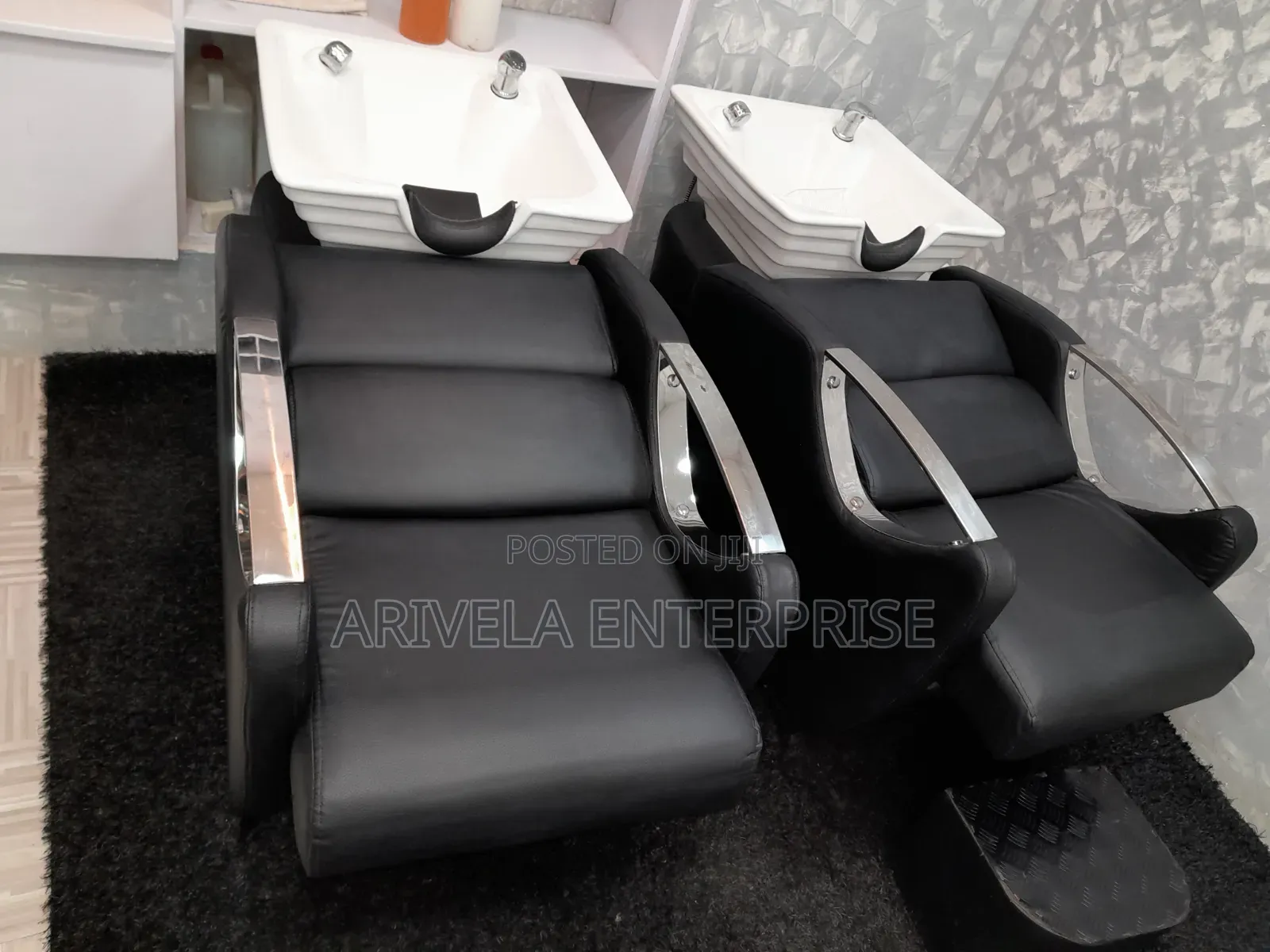 Unisex Saloon