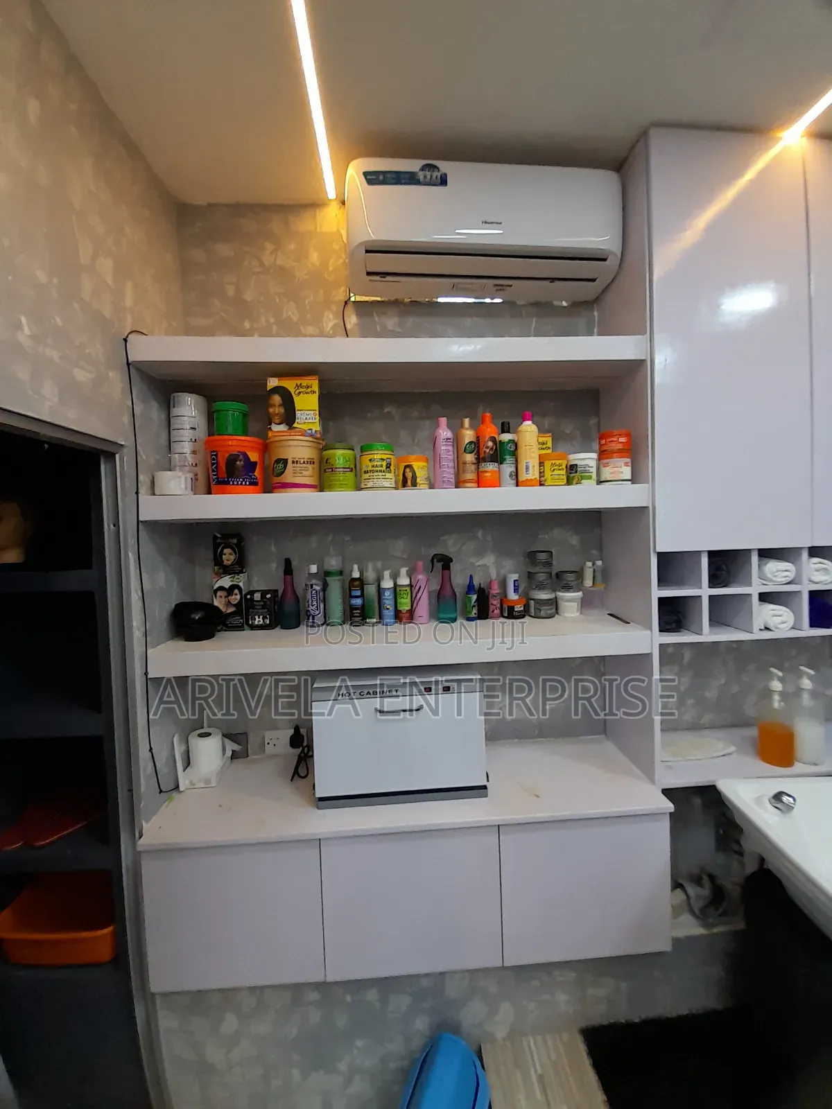 Unisex Saloon