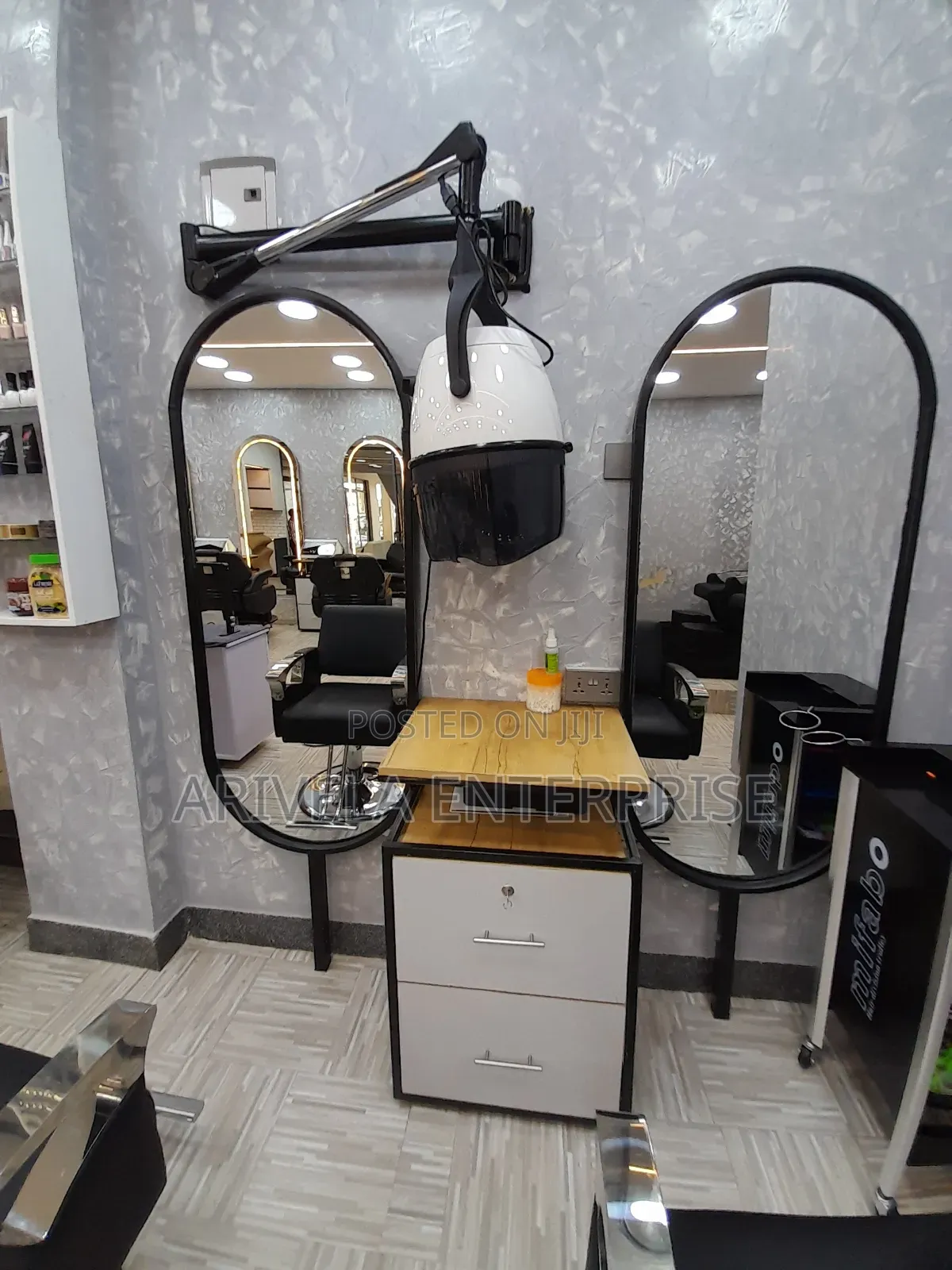 Unisex Saloon