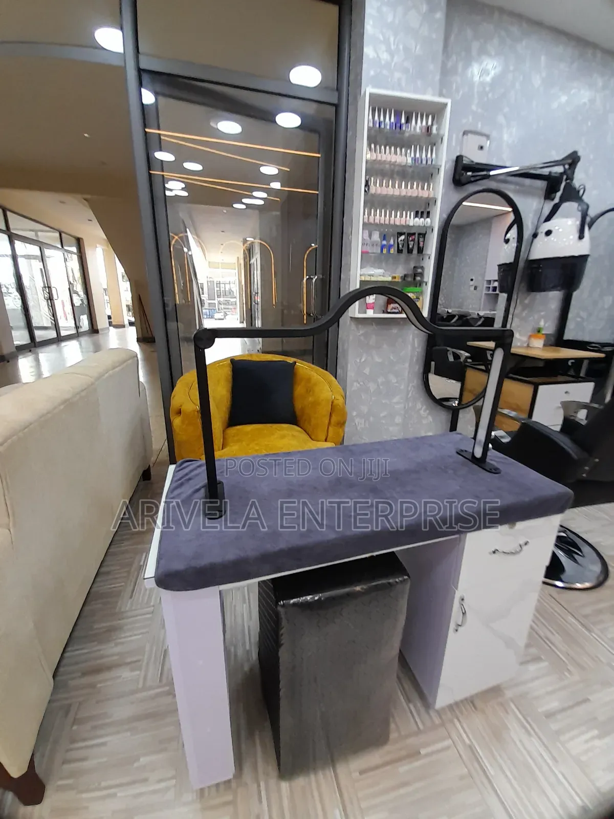 Unisex Saloon