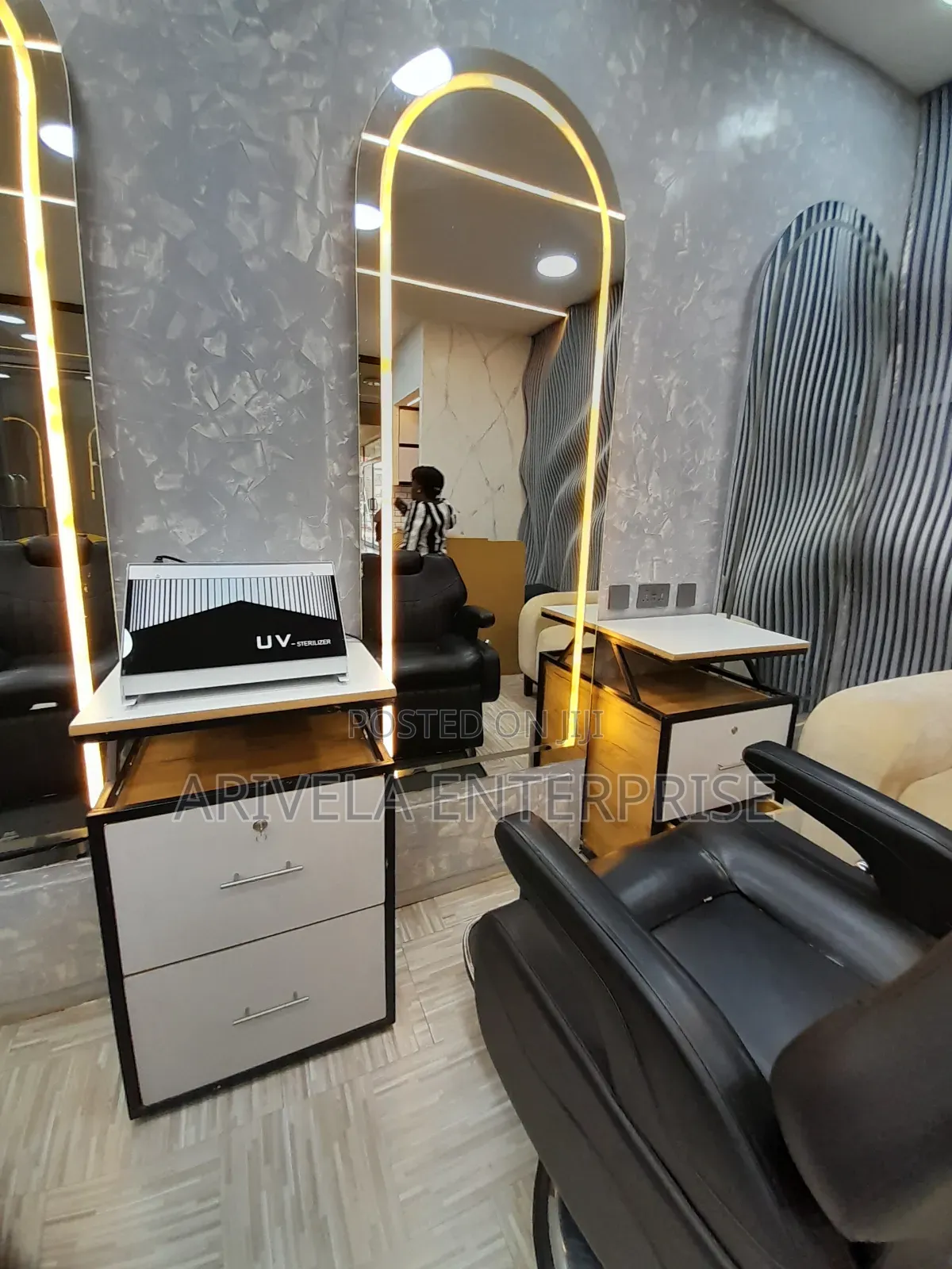 Unisex Saloon