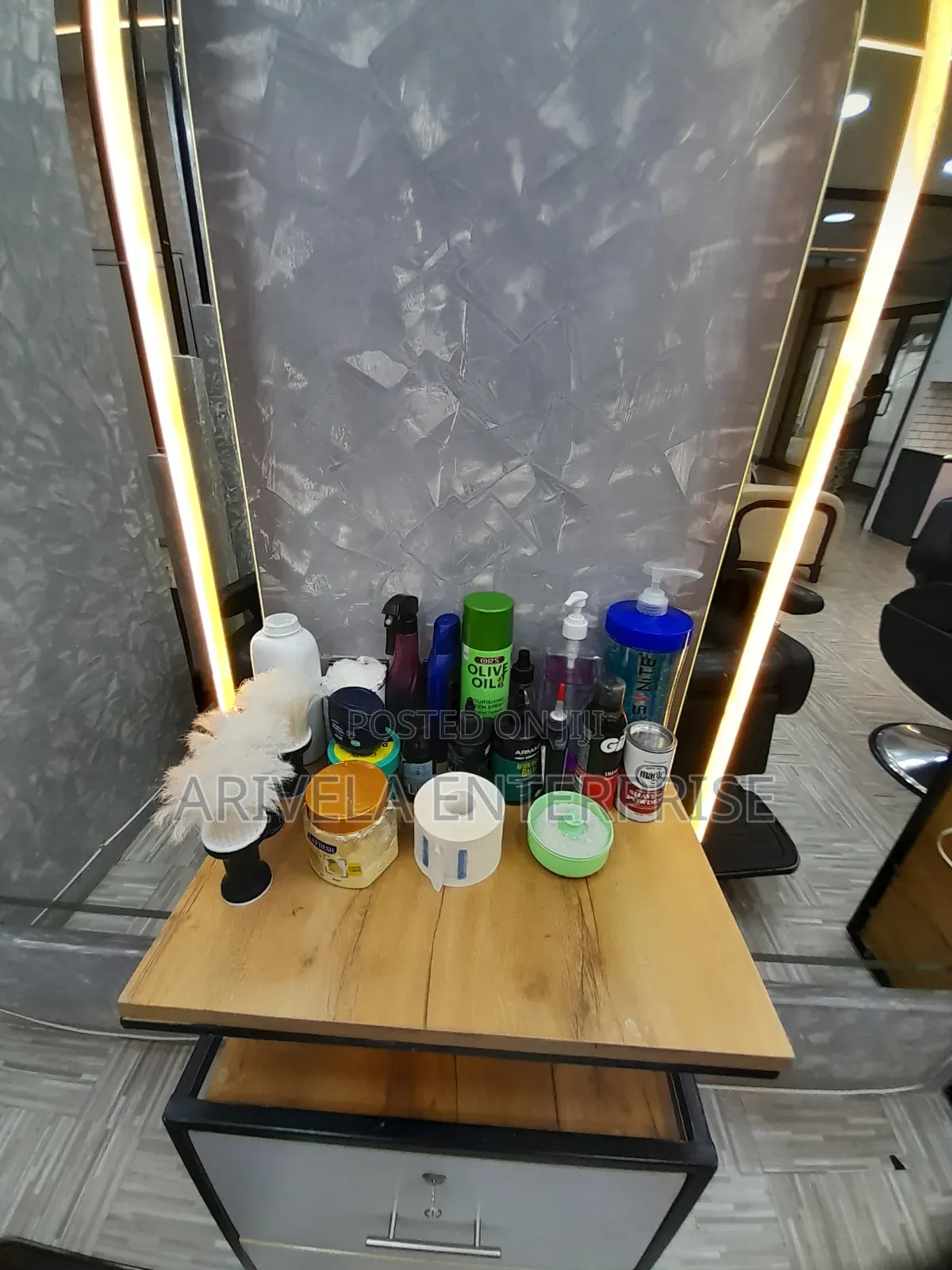 Unisex Saloon