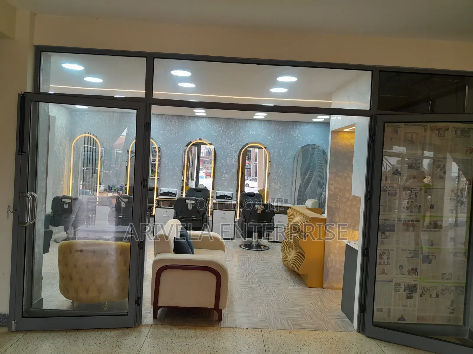 Unisex Saloon