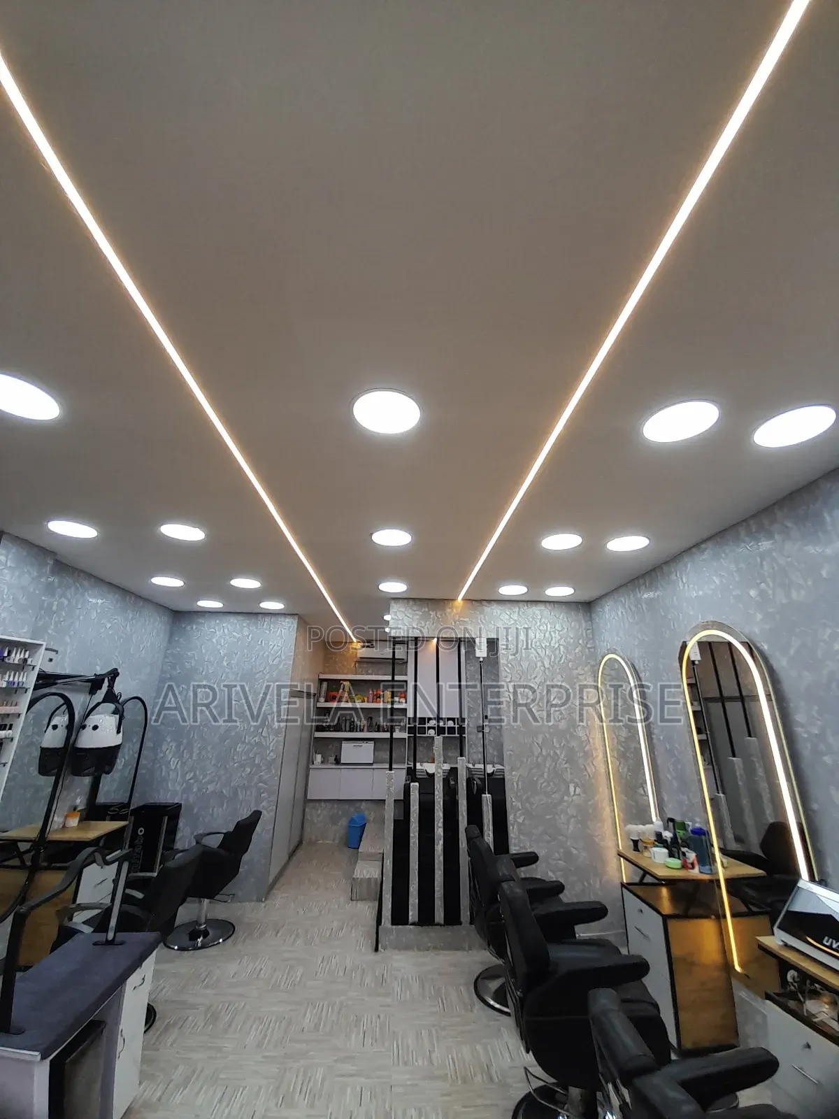 Unisex Saloon