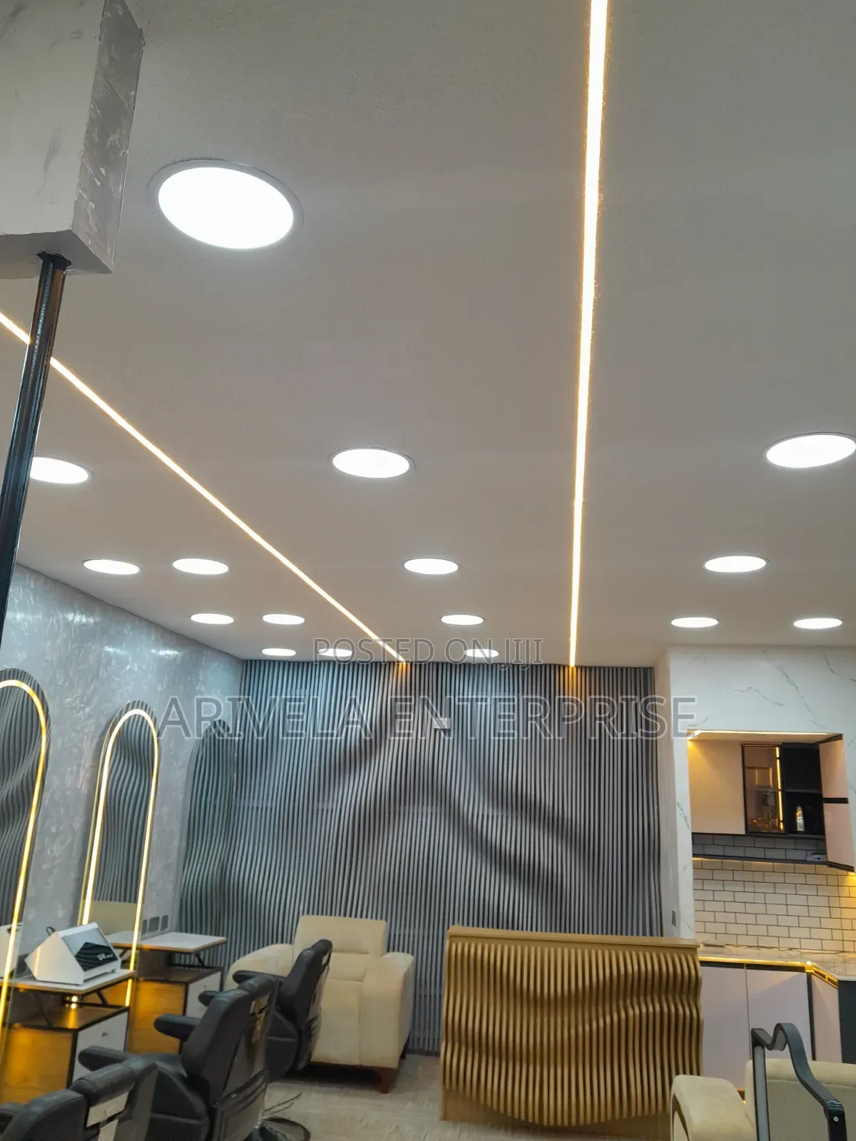 Unisex Saloon