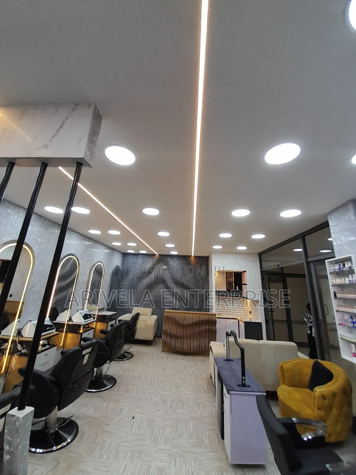 Unisex Saloon