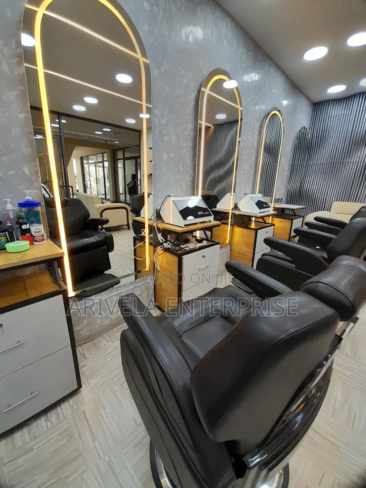 Unisex Saloon