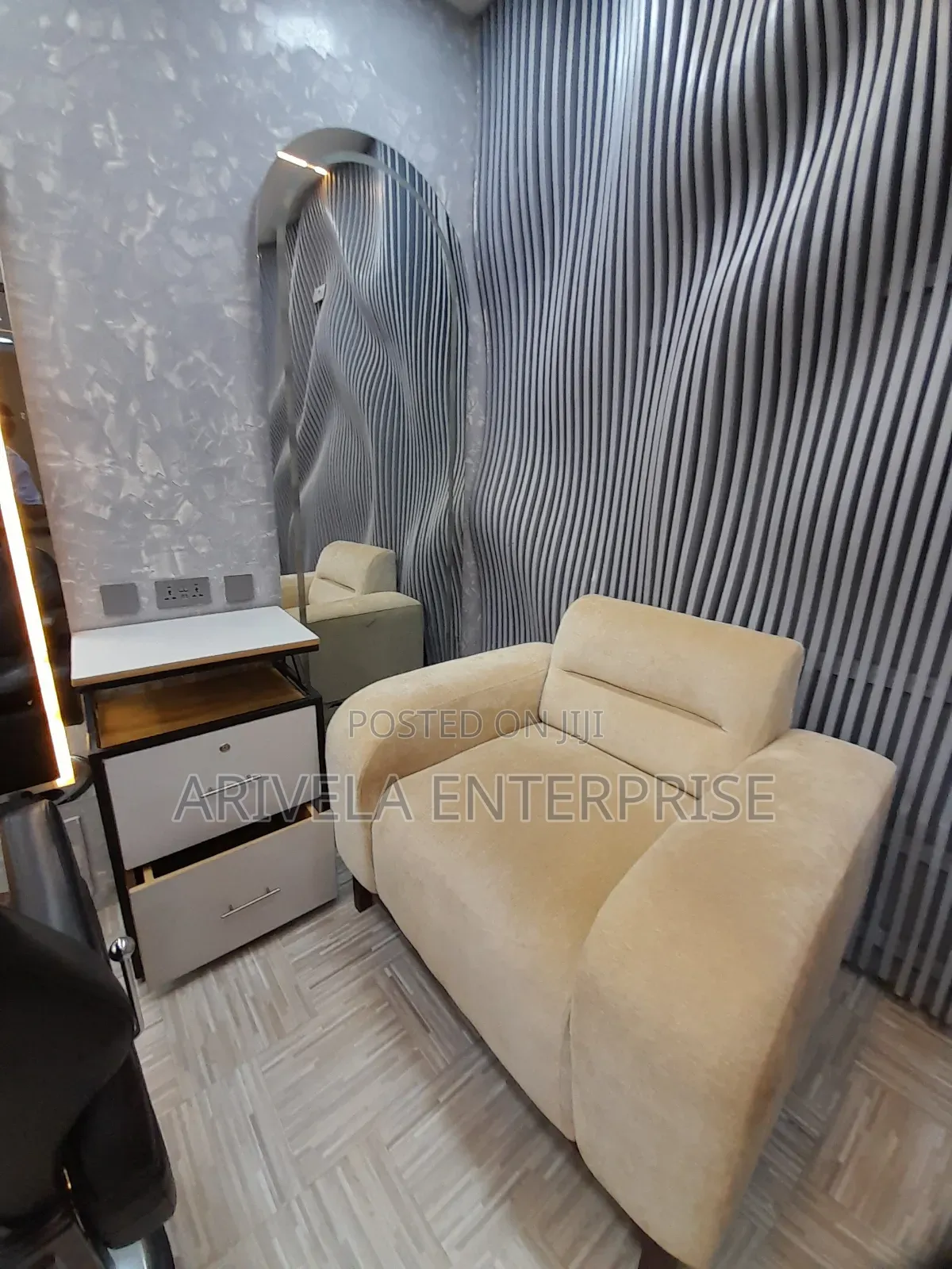 Unisex Saloon