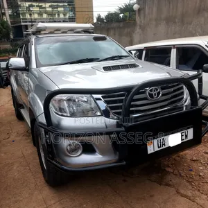Toyota Hilux 2.5 D-4D 4X4 SRX 2011 Silver