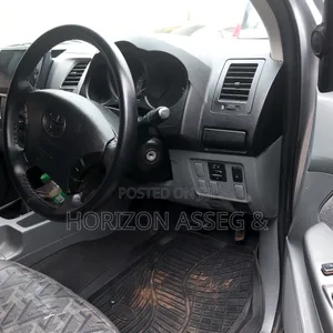 Toyota Hilux 2.5 D-4D 4X4 SRX 2011 Silver