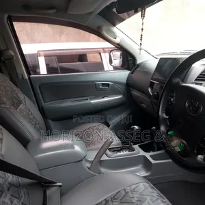 Toyota Hilux 2.5 D-4D 4X4 SRX 2011 Silver