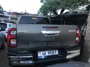 Toyota Hilux 2023 Green