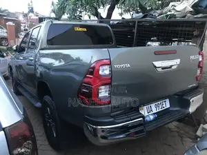 Toyota Hilux 2023 Green