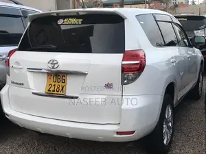 Toyota Vanguard 2010 White