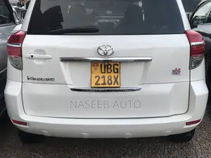 Toyota Vanguard 2010 White