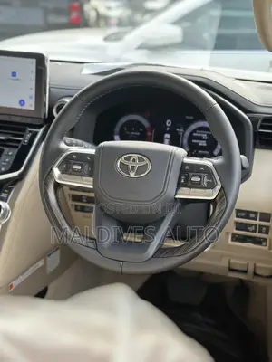 Toyota Land Cruiser LC300 2025 White