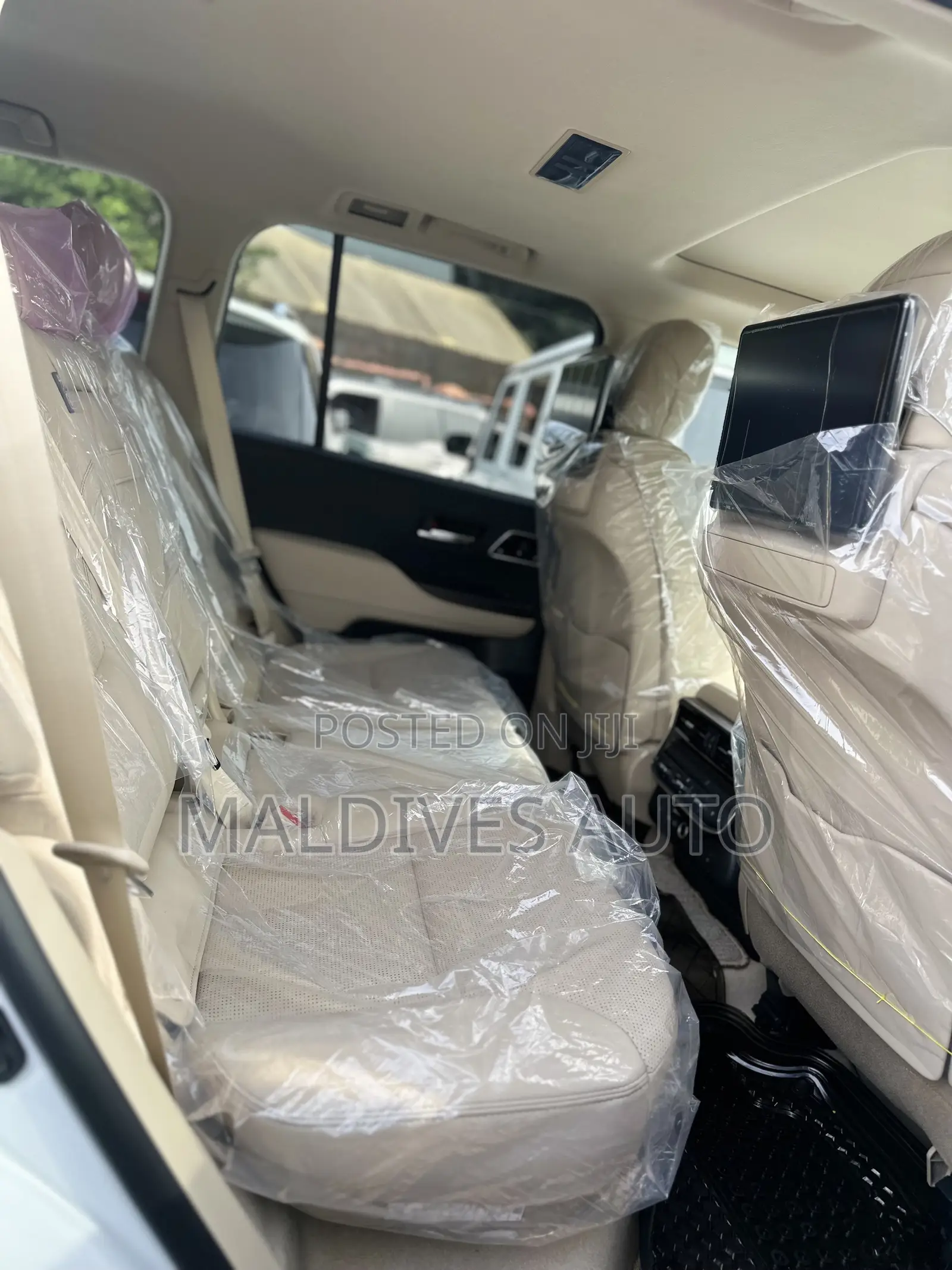 Toyota Land Cruiser LC300 2025 White