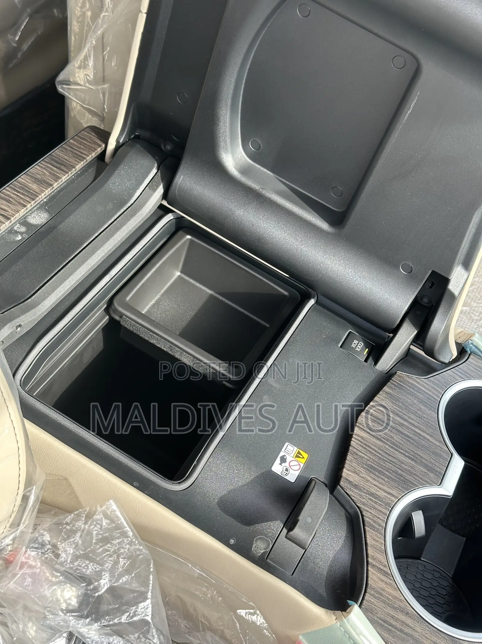 Toyota Land Cruiser LC300 2025 White