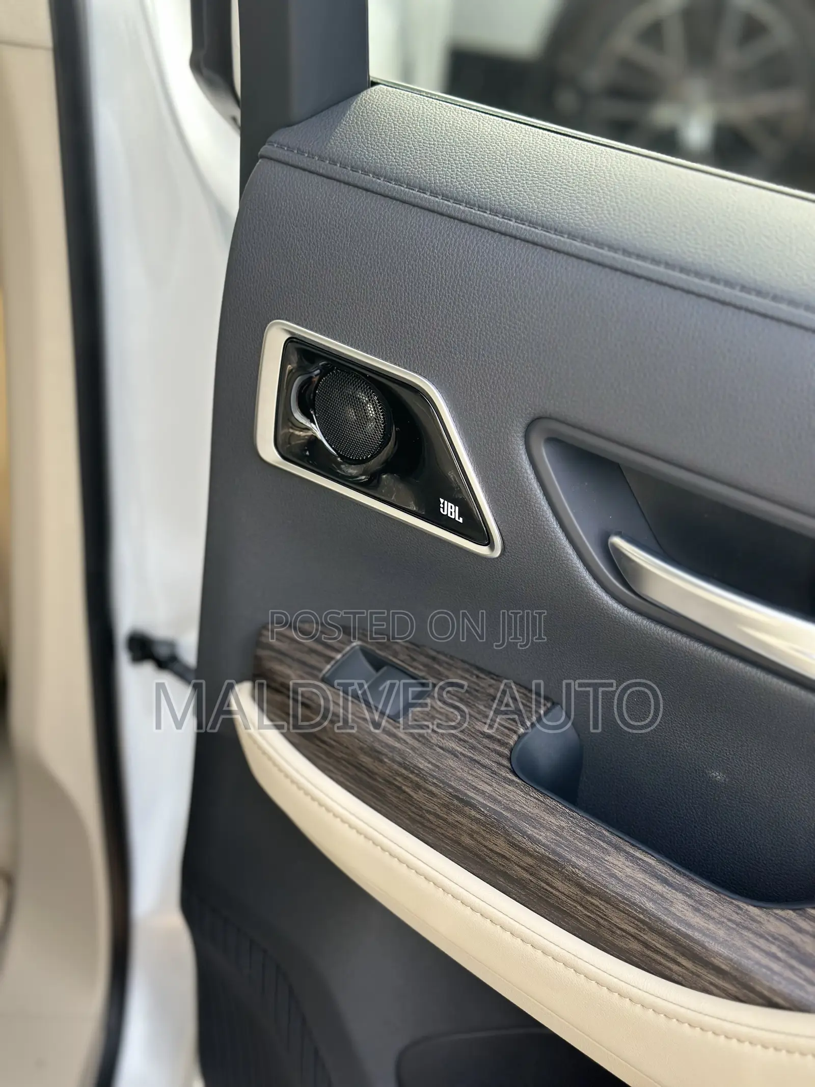 Toyota Land Cruiser LC300 2025 White