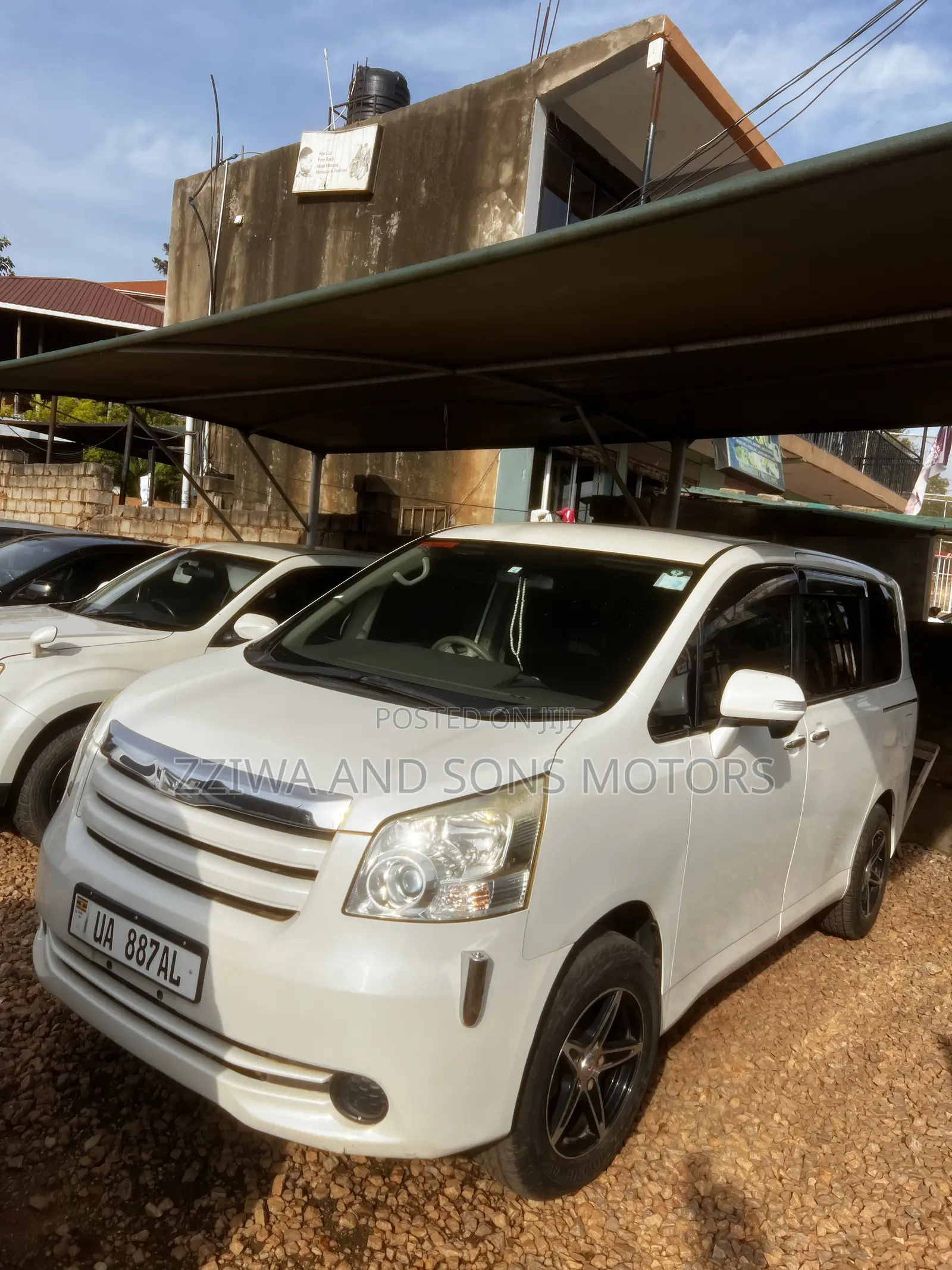 Toyota Noah 2.0 143hp FWD (8 Seater) 2009 White