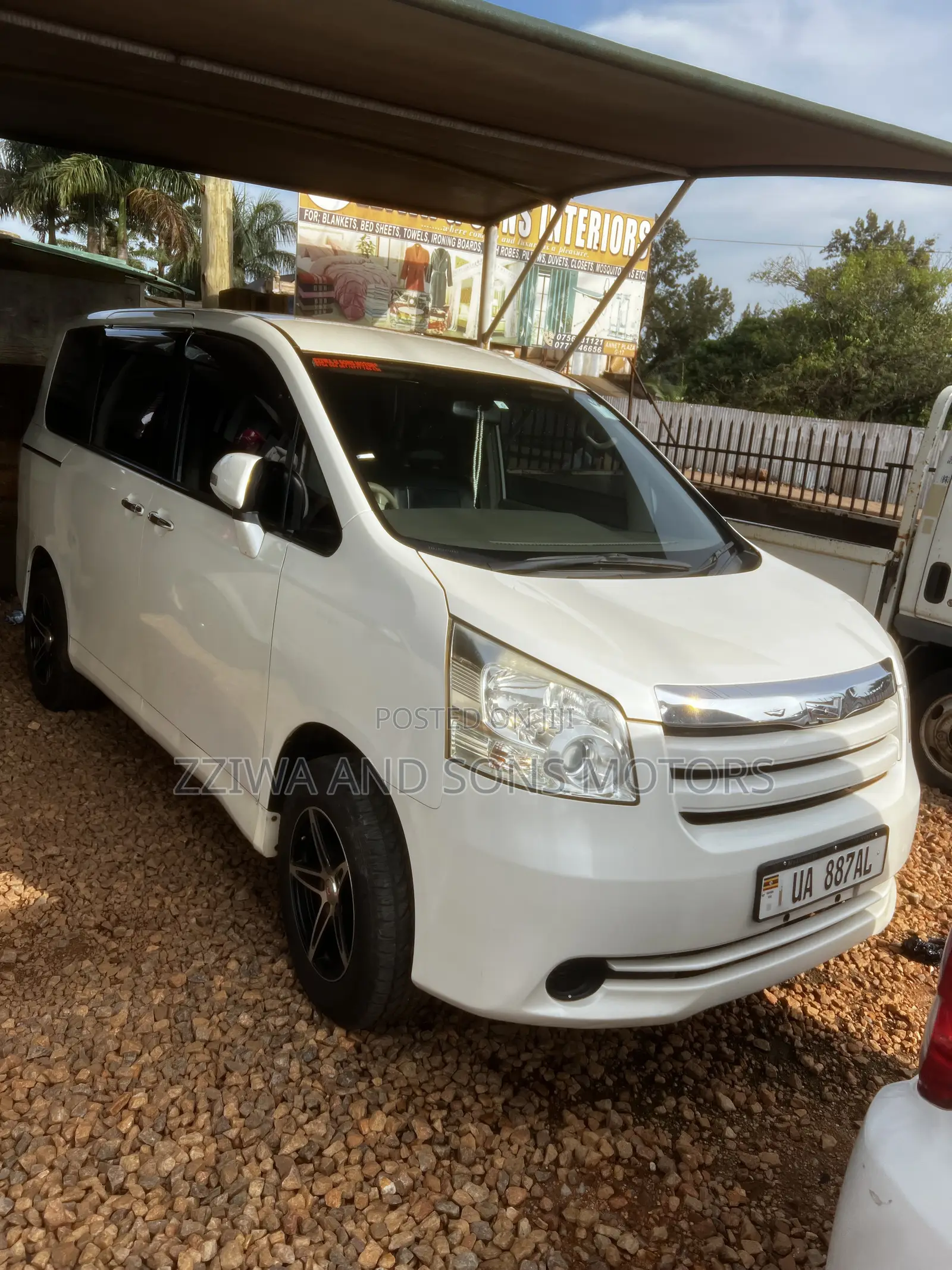 Toyota Noah 2.0 143hp FWD (8 Seater) 2009 White