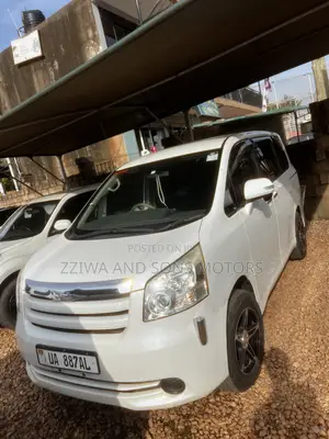 Toyota Noah 2.0 143hp FWD (8 Seater) 2009 White