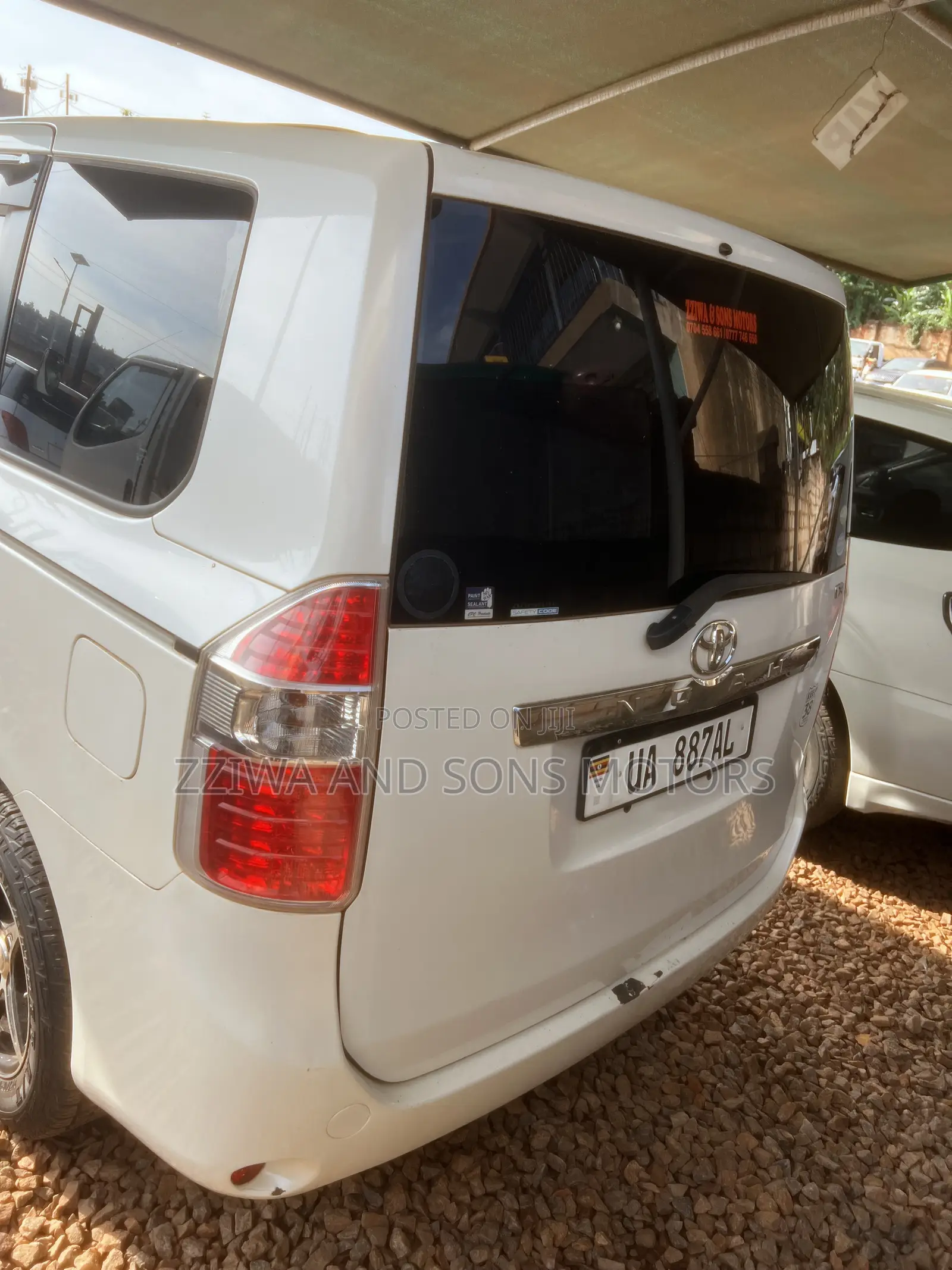 Toyota Noah 2.0 143hp FWD (8 Seater) 2009 White