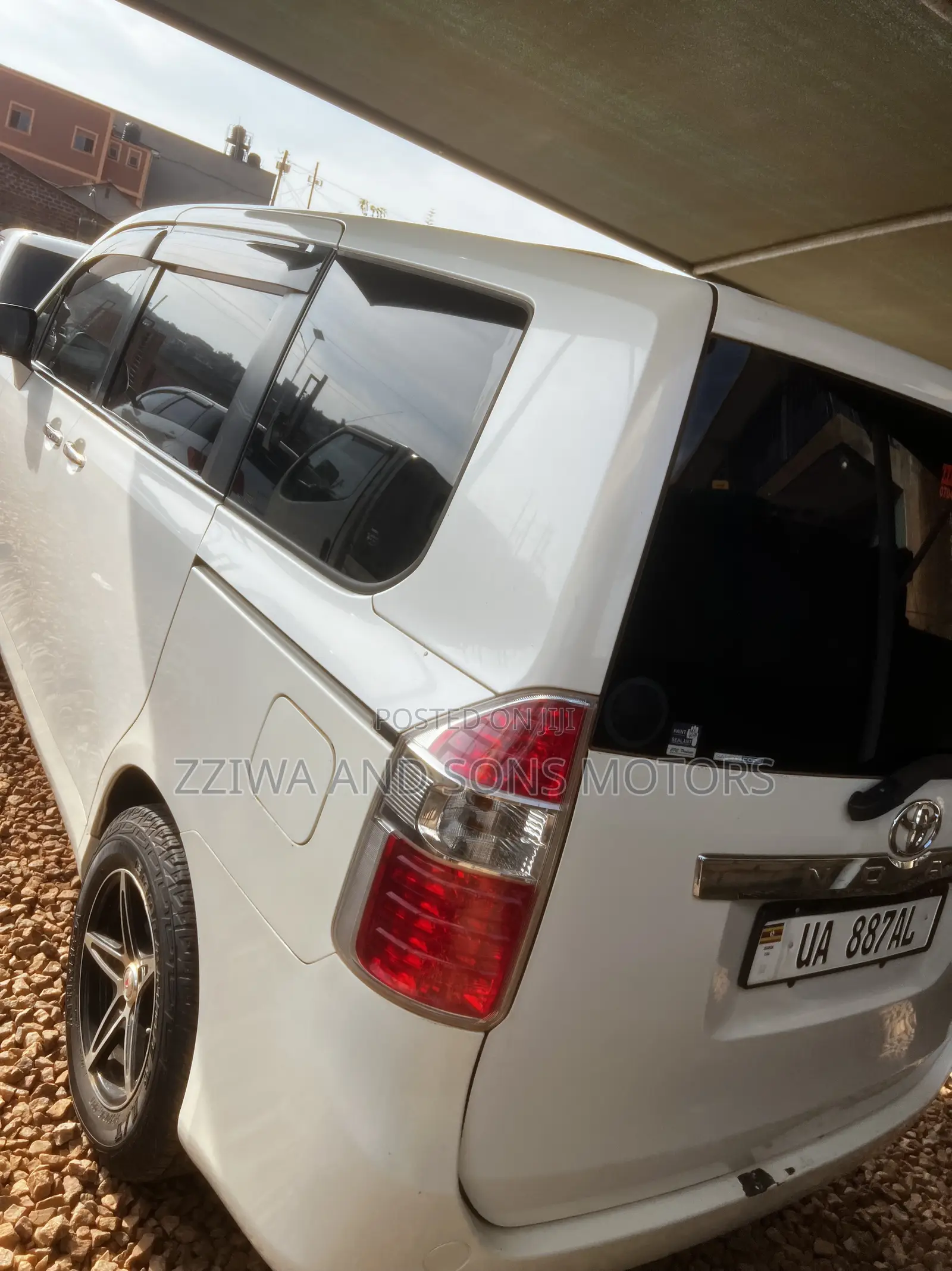 Toyota Noah 2.0 143hp FWD (8 Seater) 2009 White