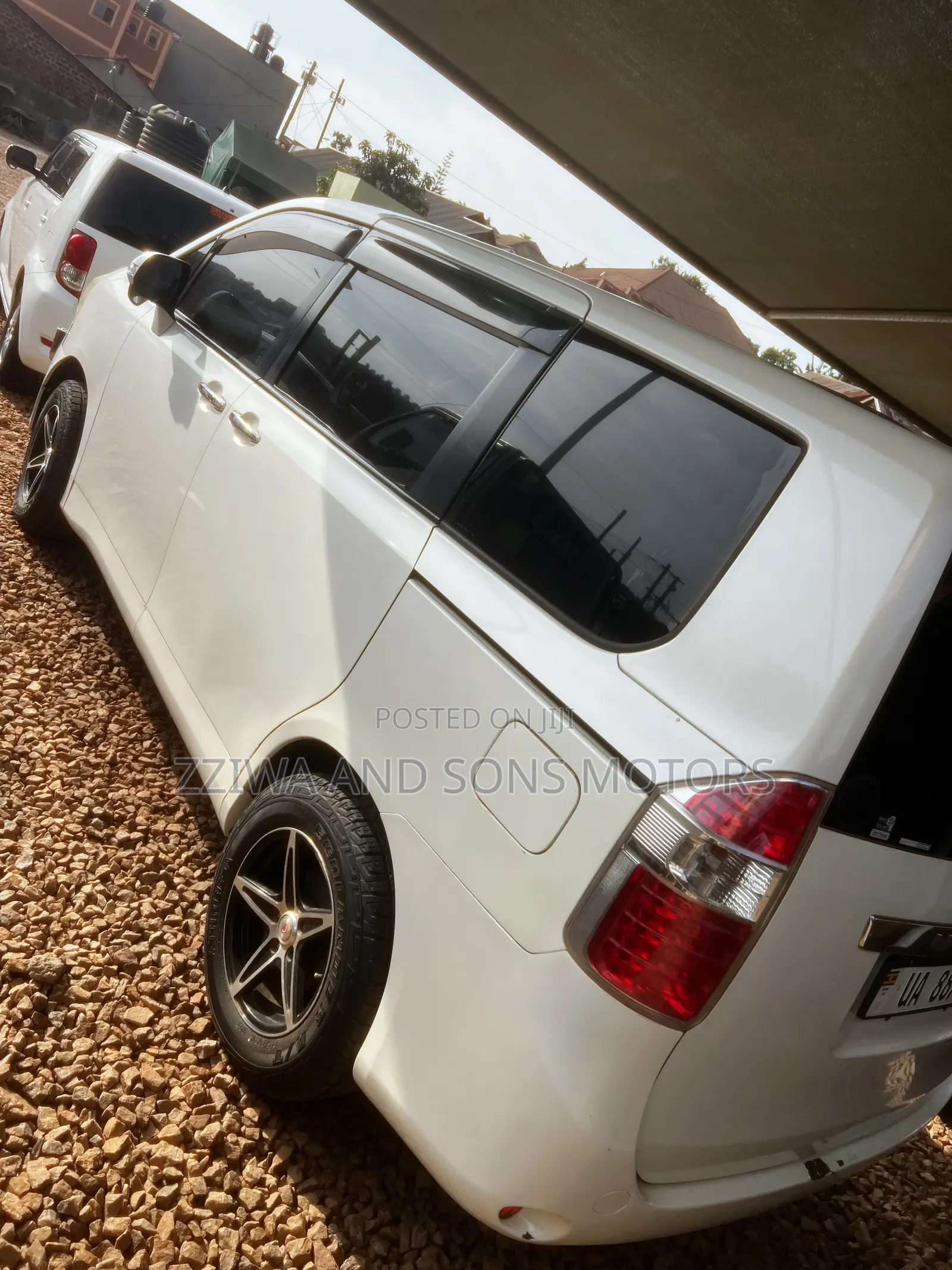 Toyota Noah 2.0 143hp FWD (8 Seater) 2009 White