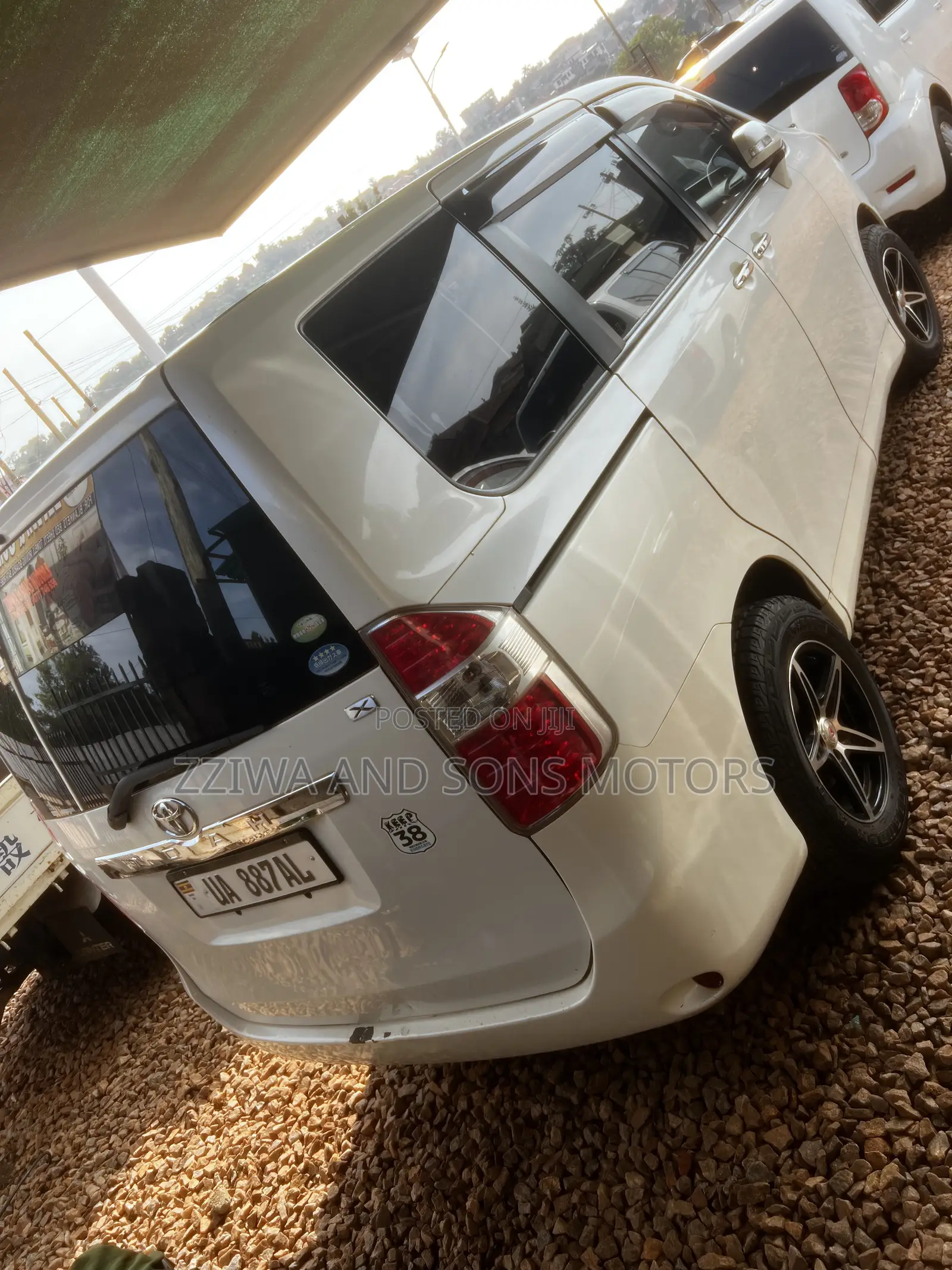 Toyota Noah 2.0 143hp FWD (8 Seater) 2009 White