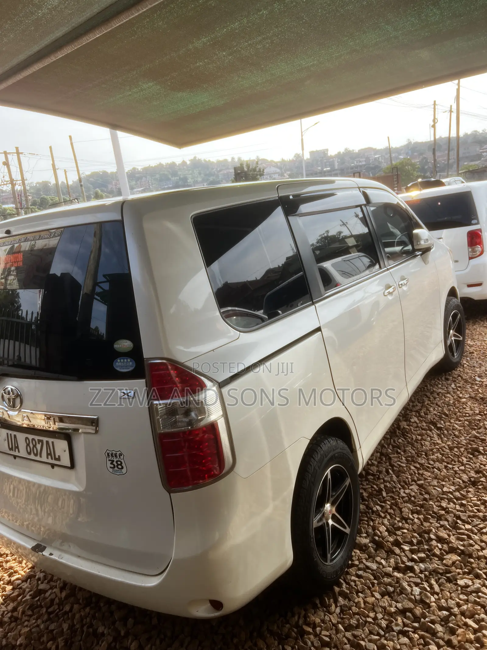 Toyota Noah 2.0 143hp FWD (8 Seater) 2009 White