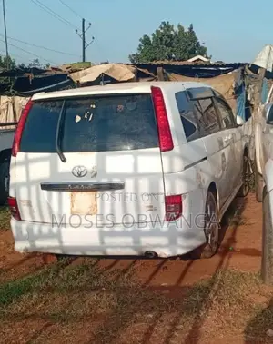 Toyota ISIS 2005 White