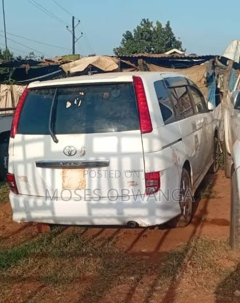 Toyota ISIS 2005 White