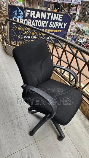 Office Seats Low Back. Leather and Fabric