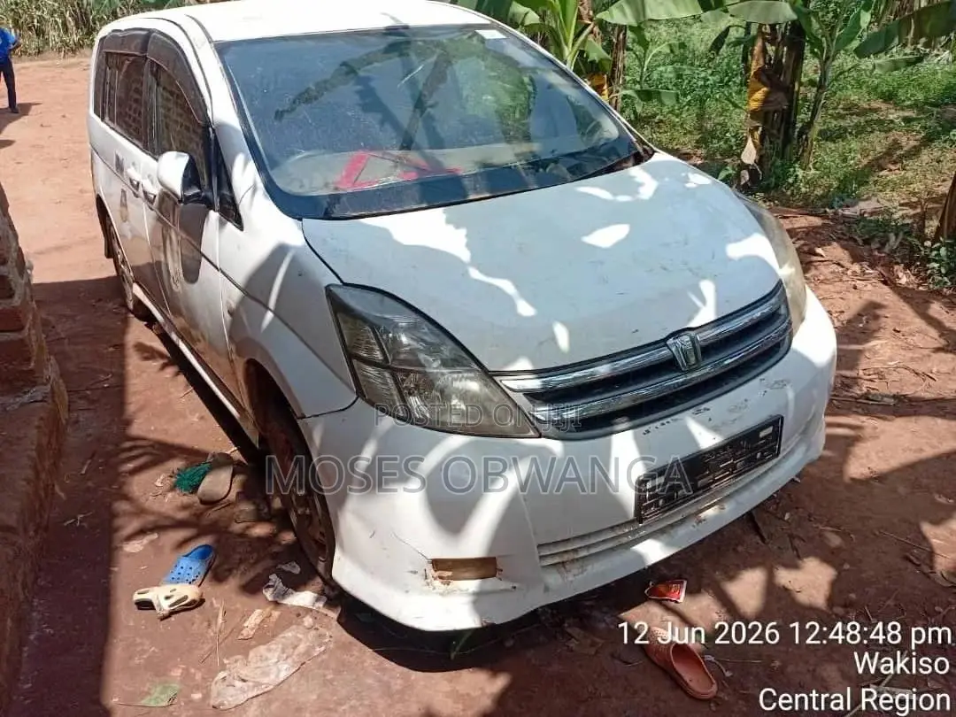 Toyota ISIS 2005 White