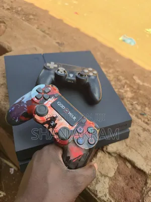 PlayStation 4 Chipped 1TB Two Controllers