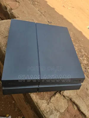 PlayStation 4 Chipped 1TB Two Controllers