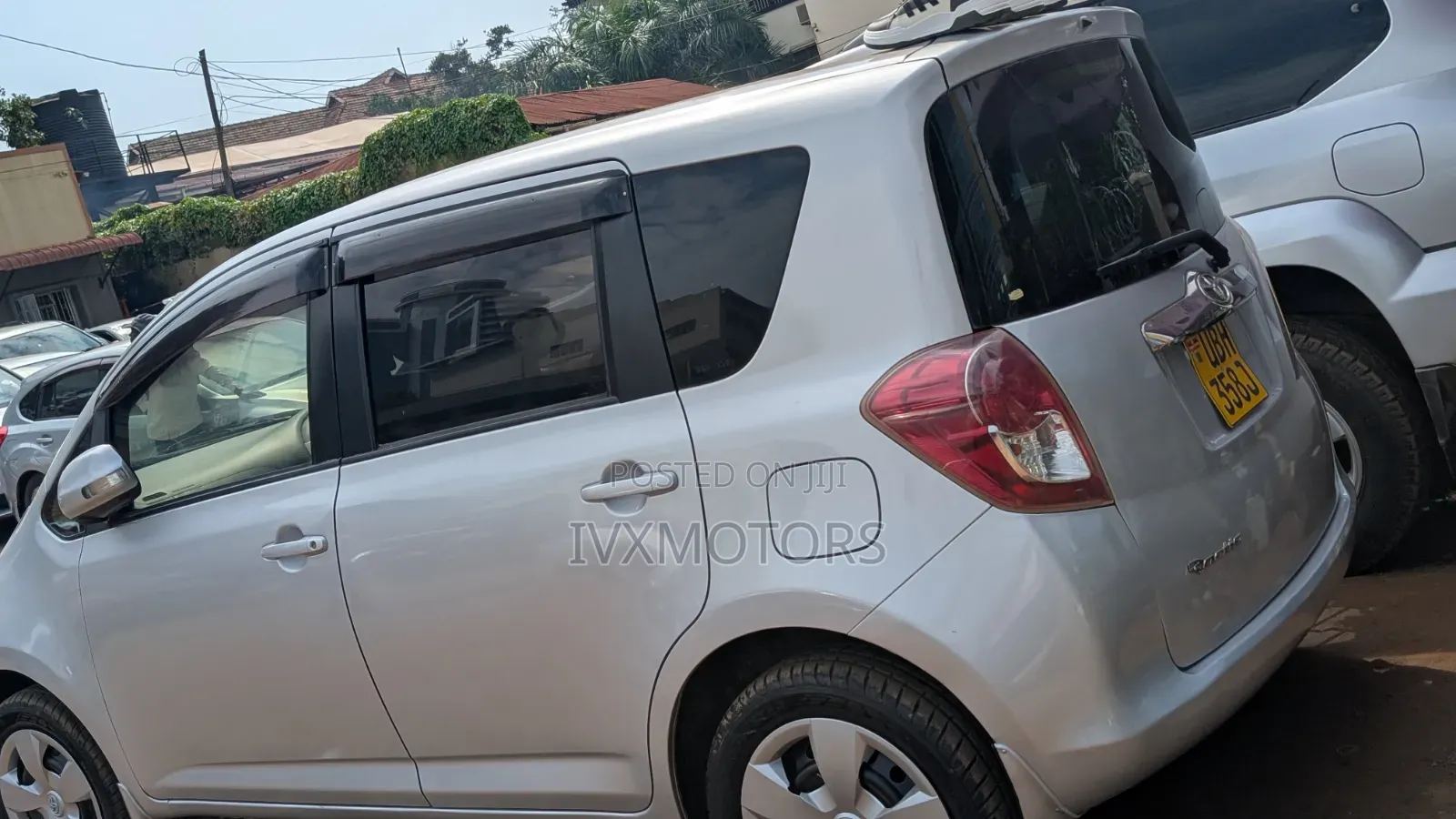 Toyota Ractis 1.3 FWD 2009 Silver